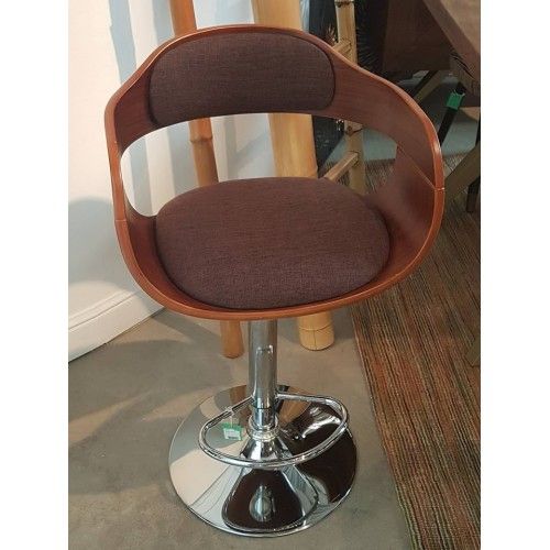 Sgabello bar Monaco cioccolato KARE Design — allestimento in negozio