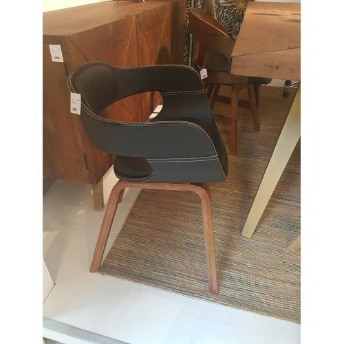 Design de cadeira Simili Couro preto e design de kare de madeira costa