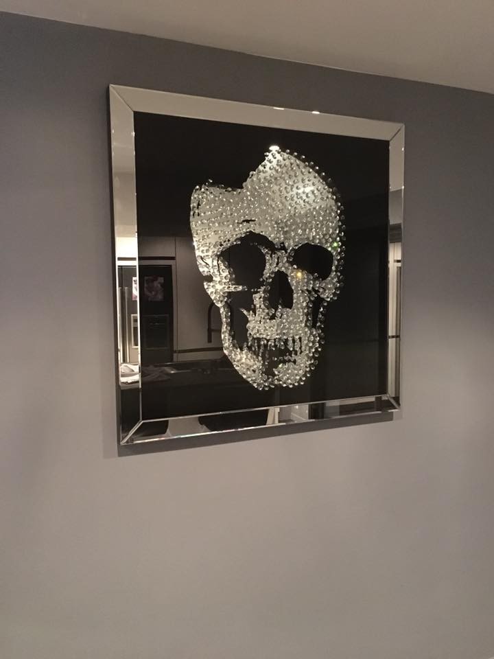 Cuadro mural Rockstar Skull KARE Design — ambientado con muebles no incluidos