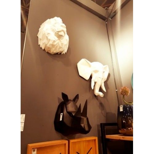 Escultura de parede rinoceronte ORIGAMI branco facetado Present Time — rinoceronte na parede com outros objetos não incluídos