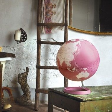 Projeto branco do globo da terra brilhante e coral na base cor coral 2