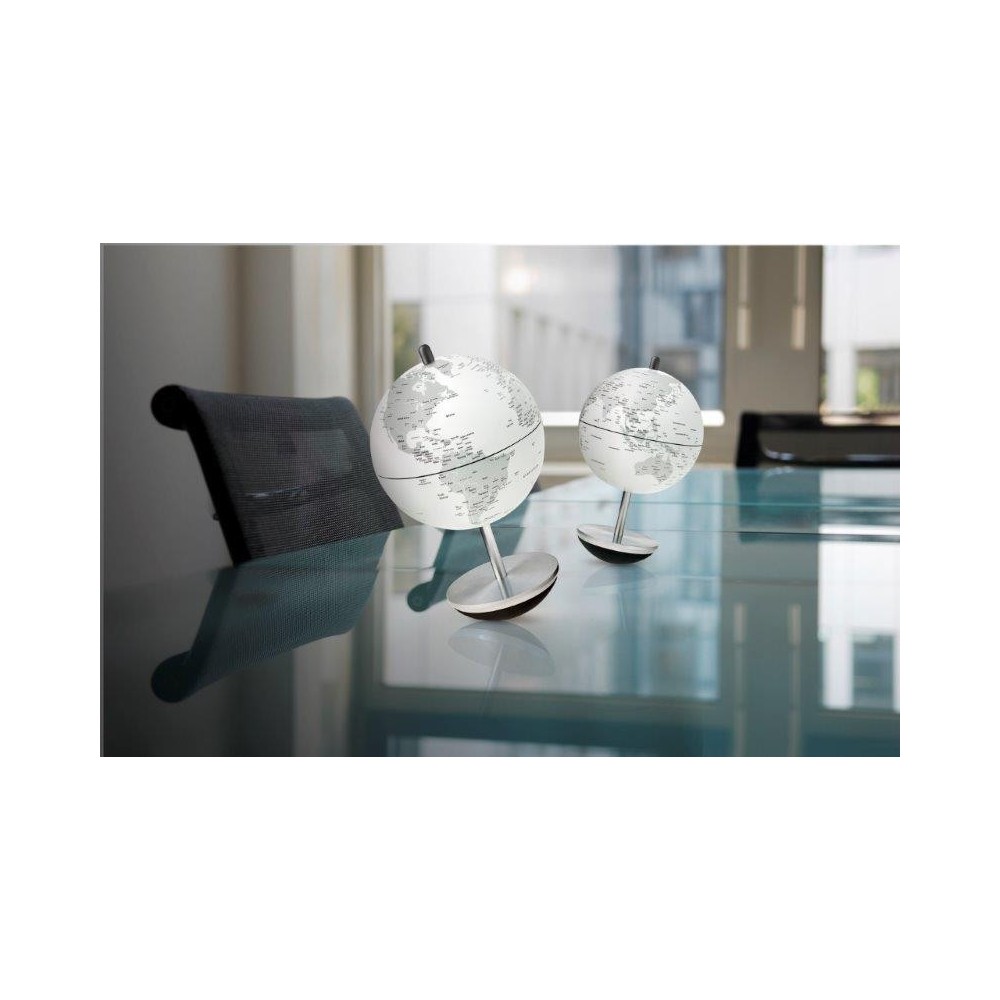 Small design tilting globe