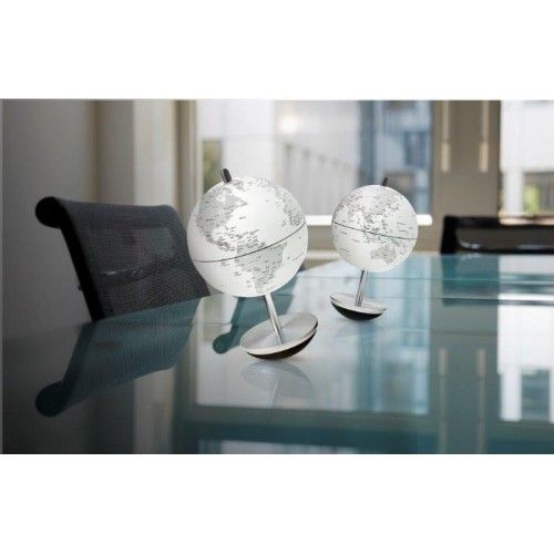 Small design tilting globe