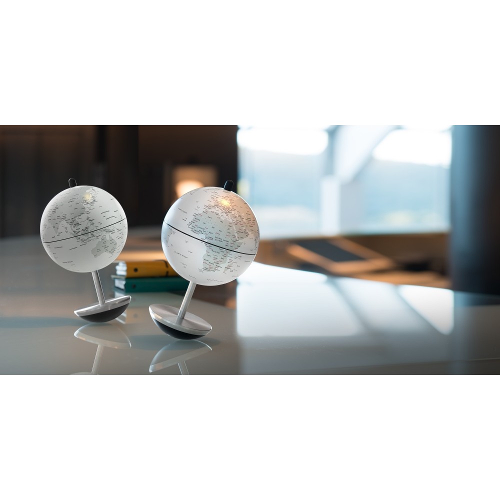 Small design tilting globe