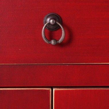 Mesa pequeña madera estampada roja 1 cajón 2 puertas metálicas ORIENTE