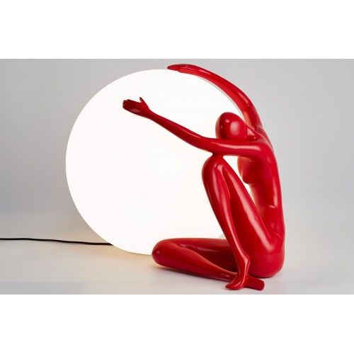 Escultura de esfera luminosa em resina abraçando vermelho INTERIOR