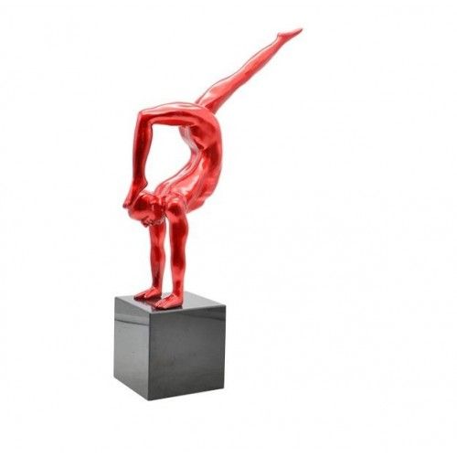 Escultura decorativa FLEXIBILITA ginasta vermelha sobre base escura SOCADIS — vista frontal