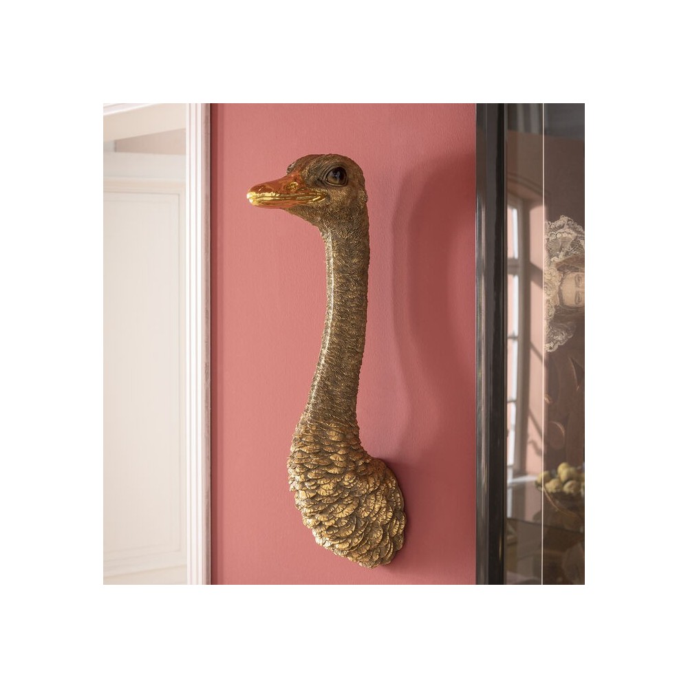 Decoración de pared AUTRUCHE cabeza de avestruz dorada en relieve KARE Design — ambientado en un salón