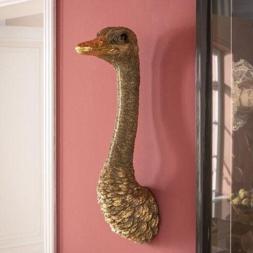 Decoração de parede AUTRUCHE cabeça de avestruz dourada em relevo KARE Design — ambientado numa sala