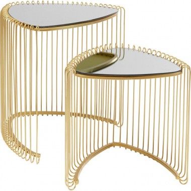 Conjunto de duas mesas de apoio WIRE HEAVEN duas mesas douradas triangulares KARE Design — vista a três quartos