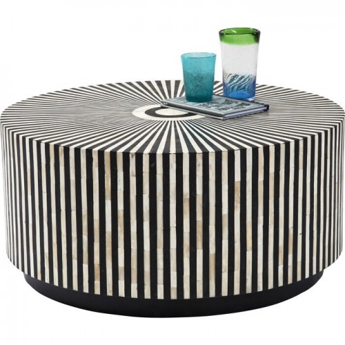 Mesa de centro ELECTRA incrustaciones blanco negro Ø75 cm KARE Design — presentación con accesorios decorativos