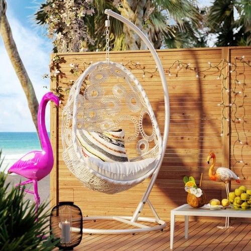 Poltrona sospesa outdoor IBIZA bianca con supporto e cuscino KARE Design — ambientato su una terrazza