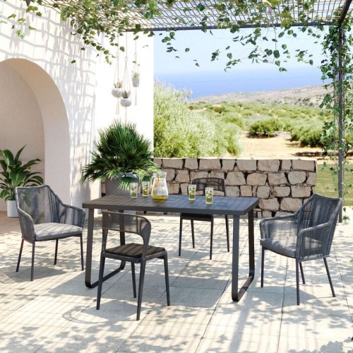 Tavolo da giardino SANTOS nera KARE Design — ambientato in terrazza