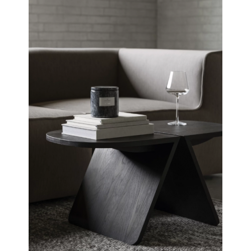 Mesa auxiliar AVIO roble negro Blomus — ambientado en un interior (3)