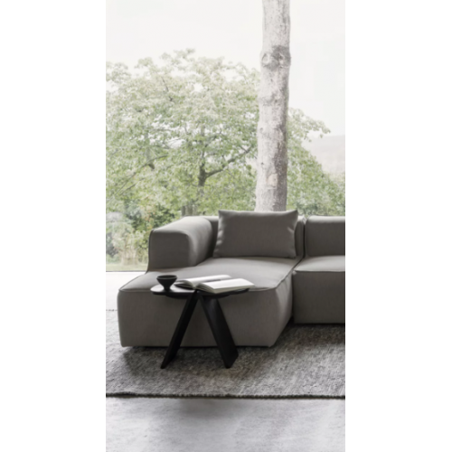 Mesa auxiliar AVIO roble negro Blomus — ambientado en un interior (4)