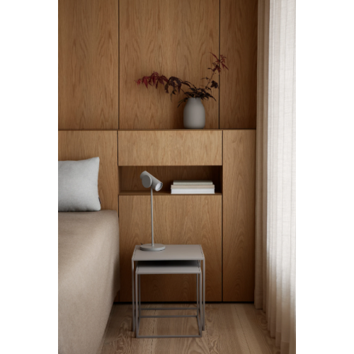 Juego de dos mesas auxiliares FERA gris claro Blomus — ambientado en un interior