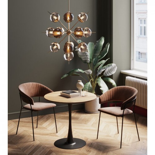 Table de salle à manger SCHICKERIA aspect chêne, pied noir KARE Design — mise en situation dans un intérieur