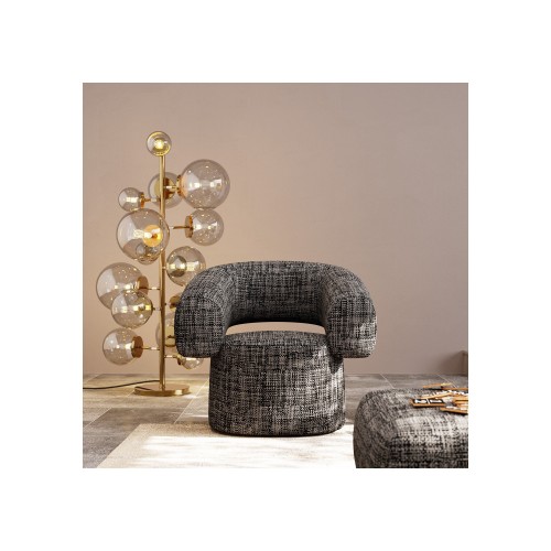 Sillón de salón MAYE BOW tejido gris y forma envolvente KARE Design — ambientado en un interior (12)