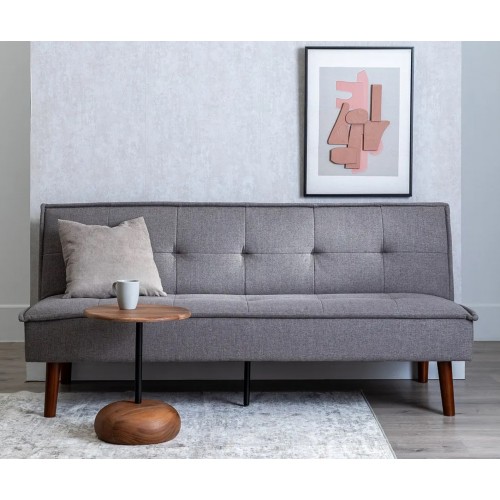 Slaapbank IXIA grijze chenille met houten poten — opgesteld in een interieur