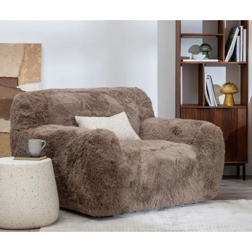 Cadeira de jantar IXIA pelo sintético taupe e assento envolvente — apresentado num interior