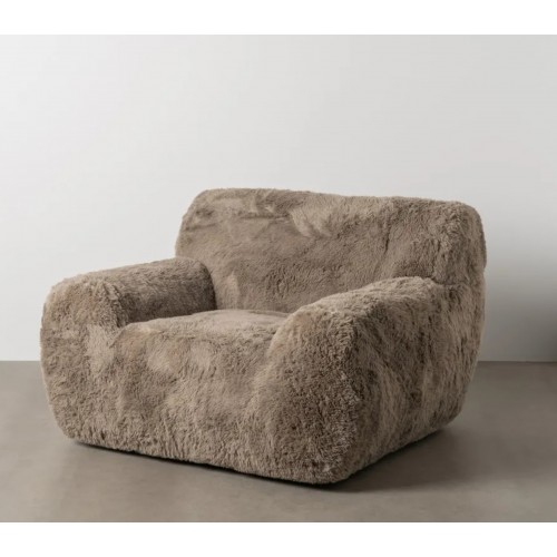 Cadeira de jantar IXIA pelo sintético taupe e assento envolvente — produto completo em fundo claro