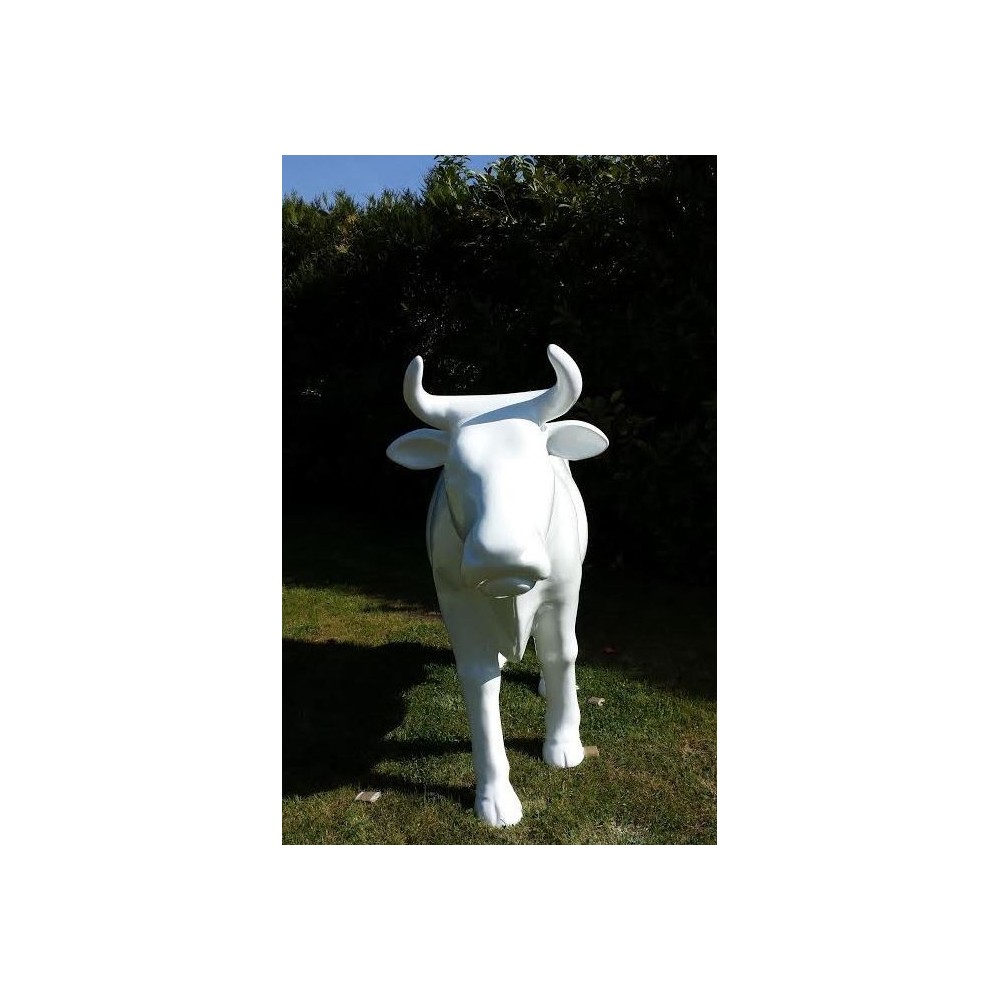 Witte levensgrote decoratieve koe in hars 