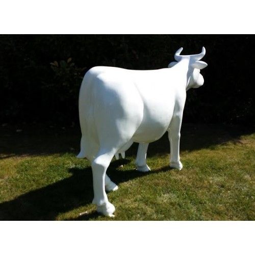 Vaca decorativa blanca de resina de tamaño natural 