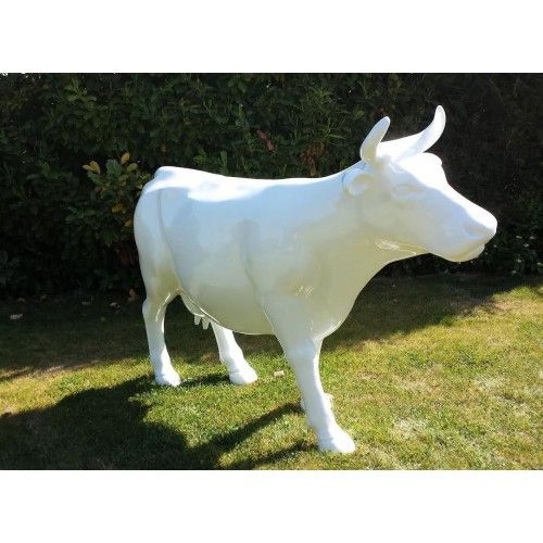 Vaca decorativa blanca de resina de tamaño natural 