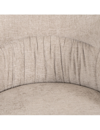 Détail des plis décoratifs du dossier de la chaise OLIVIA en tissu beige