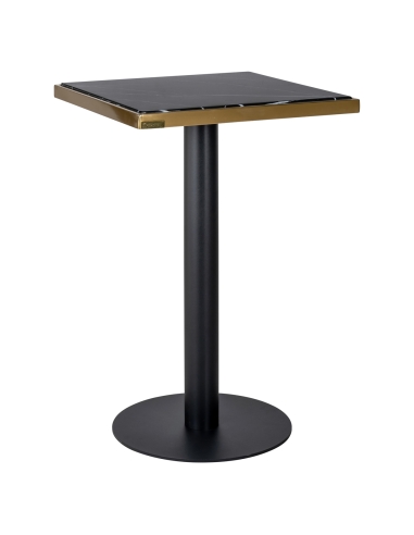 Table bistrot ZENZA vue de trois quarts, plateau carré imitation marbre noir, bordure dorée et pied central noir
