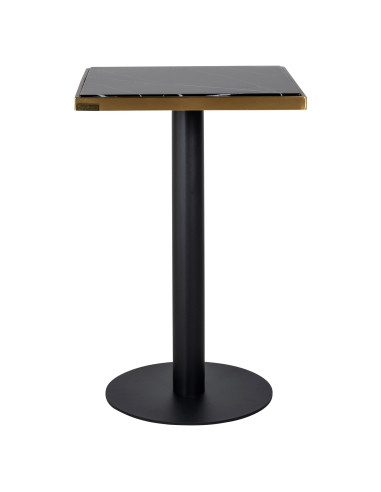 Vista frontal da mesa ZENZA: tampo quadrado com rebordo dourado, coluna preta e base circular preta sobre fundo branco