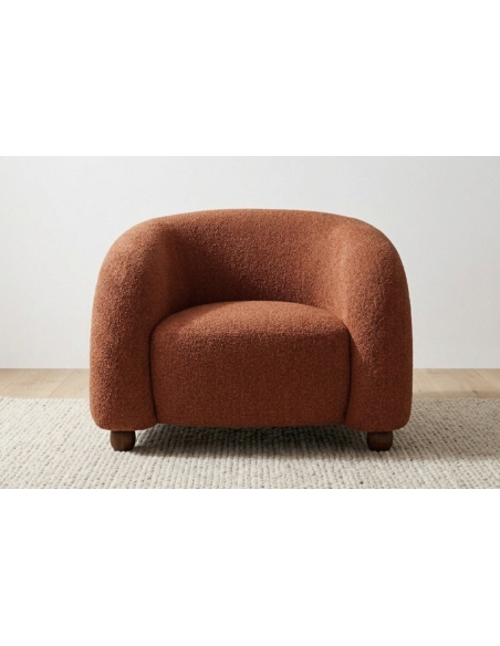 Sillón SIERRA caramelo ambientado sobre alfombra clara.