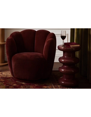 Poltrona flor bordeaux FLEUR num ambiente de sala acolhedor