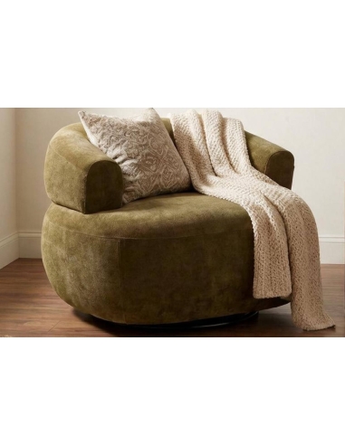 BASILE Sessel in Olivgrün mit Kissen und Plaid im Wohnzimmer