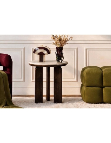 Table d’appoint LUCY mise en scène entre fauteuil et pouf dans un salon chaleureux