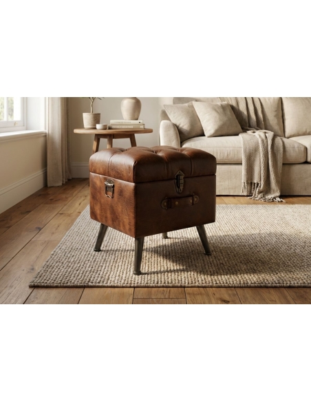 NAVAJO Kunstleder-Pouf in einem gemütlichen Wohnzimmer mit Holzboden inszeniert.