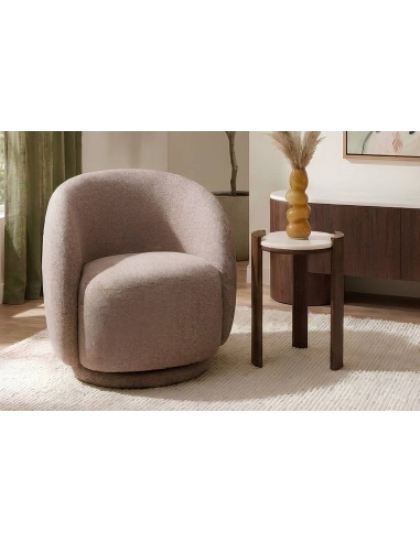 Poltrona girevole HORTENSE beige in soggiorno moderno