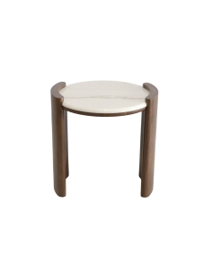 Tavolino laterale COLETTE con piano in marmo bianco e base in legno scuro su sfondo neutro