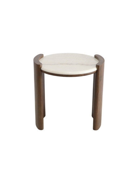 Tavolino laterale COLETTE con piano in marmo bianco e base in legno scuro su sfondo neutro