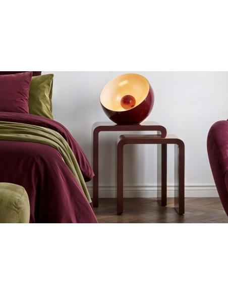 Duo de sellettes PHILIPPINE bordeaux utilisé en tables d’appoint près du lit