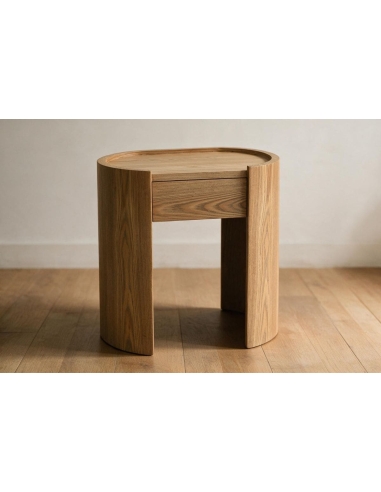 Table de chevet SOREN en situation sur parquet clair dans une chambre minimaliste.