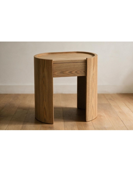 Comodino SOREN posizionato su parquet in una camera minimalista.