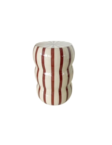 CASTILLE metalen kruk met beige‑bordeaux strepen op witte achtergrond