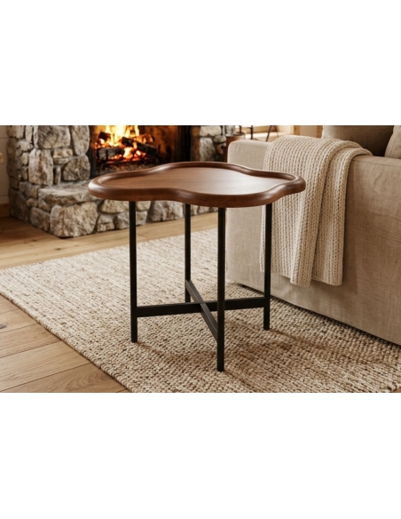 Mesa de apoio BILLY colocada ao lado de um sofá junto à lareira