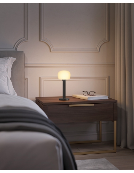 Lampe VENDOME noire sur une table de chevet