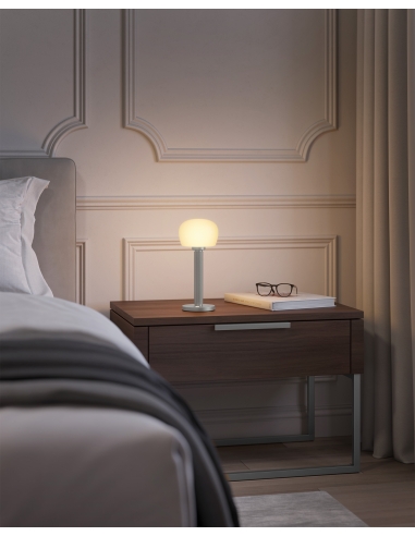 Lampe VENDOME argentée mate sur une table de chevet
