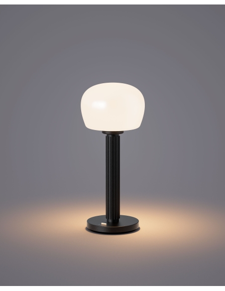 Lampe VENDOME noire allumée sur fond gris : halo lumineux