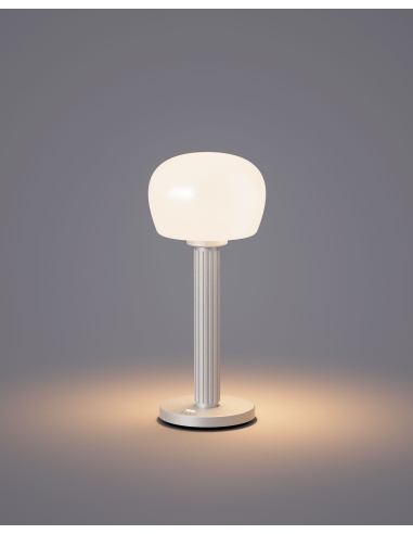 Lampe VENDOME argentée mate allumée sur fond gris : halo lumineux