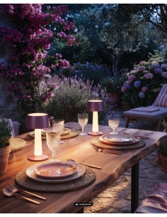 Lampe LULU rose métallisé détourée, abat-jour conique et fût lumineux 2
