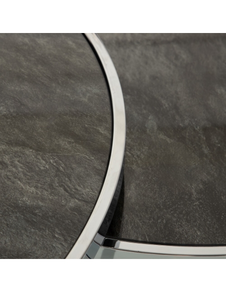 Ensemble de deux tables basses NORA verre effet marbre et acier chromé IXIA — détail du cercle métallique chromé